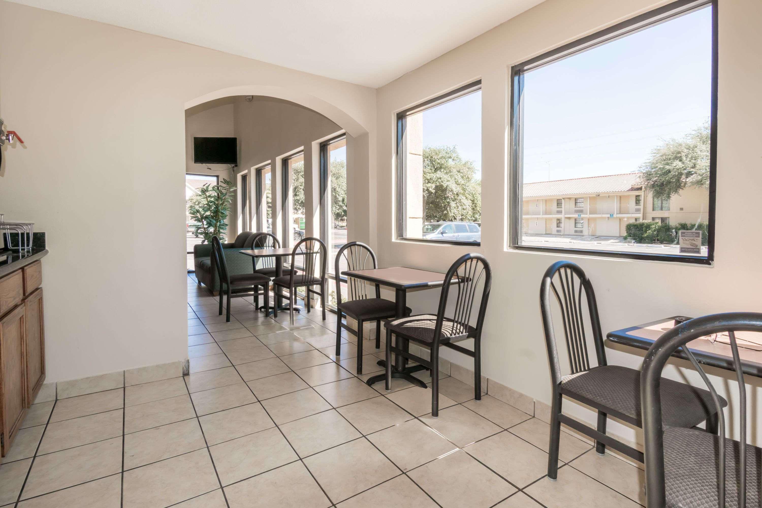Days Inn South Austin Exterior photo